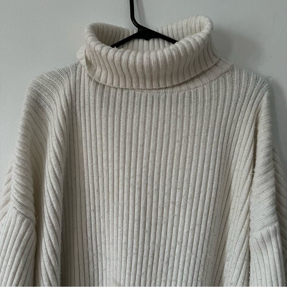 WHITE TURTLE NECK SWEATER